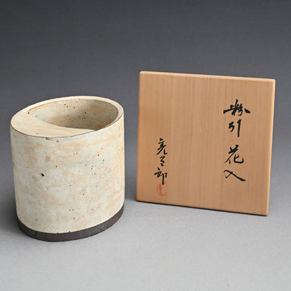 Pivotal Kohiki Vase, exhibited ー加藤 亮太郎 “粉引花入”