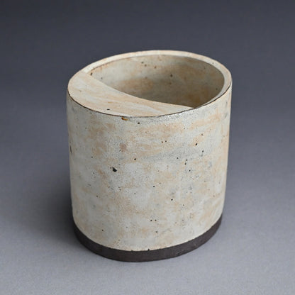 Pivotal Kohiki Vase, exhibited ー加藤 亮太郎 “粉引花入”