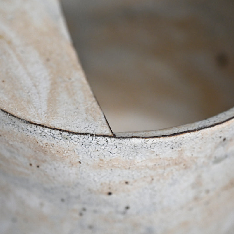 Pivotal Kohiki Vase, exhibited ー加藤 亮太郎 “粉引花入”