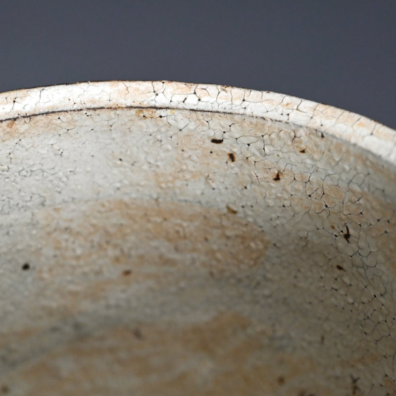 Pivotal Kohiki Vase, exhibited ー加藤 亮太郎 “粉引花入”