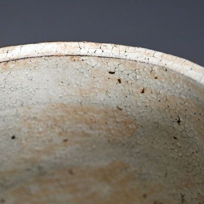 Pivotal Kohiki Vase, exhibited ー加藤 亮太郎 “粉引花入”