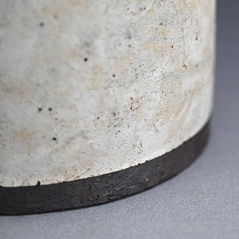 Pivotal Kohiki Vase, exhibited ー加藤 亮太郎 “粉引花入”