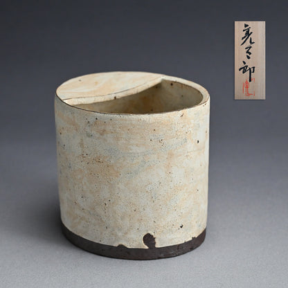 Pivotal Kohiki Vase, exhibited ー加藤 亮太郎 “粉引花入”