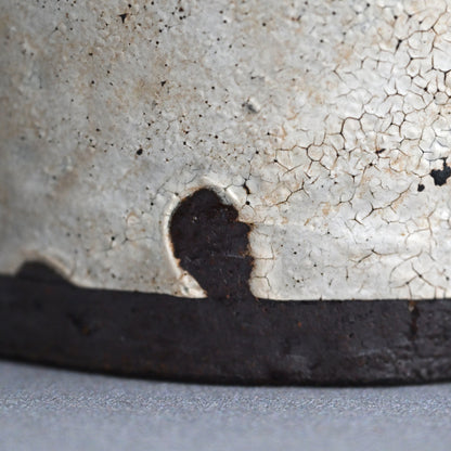 Pivotal Kohiki Vase, exhibited ー加藤 亮太郎 “粉引花入”