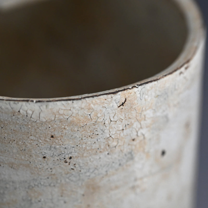 Pivotal Kohiki Vase, exhibited ー加藤 亮太郎 “粉引花入”