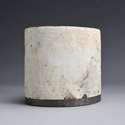 Pivotal Kohiki Vase, exhibited ー加藤 亮太郎 “粉引花入”