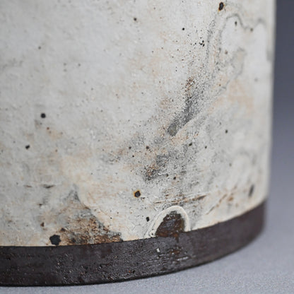 Pivotal Kohiki Vase, exhibited ー加藤 亮太郎 “粉引花入”