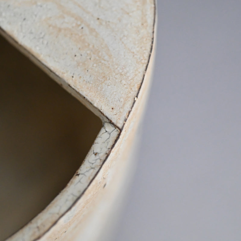 Pivotal Kohiki Vase, exhibited ー加藤 亮太郎 “粉引花入”