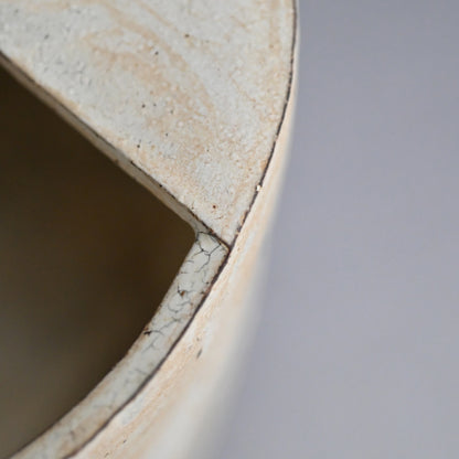 Pivotal Kohiki Vase, exhibited ー加藤 亮太郎 “粉引花入”