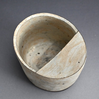 Pivotal Kohiki Vase, exhibited ー加藤 亮太郎 “粉引花入”