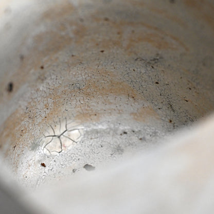 Pivotal Kohiki Vase, exhibited ー加藤 亮太郎 “粉引花入”