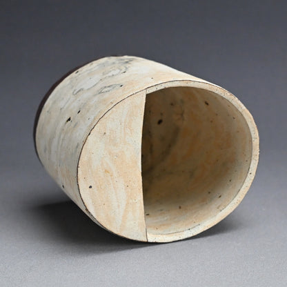 Pivotal Kohiki Vase, exhibited ー加藤 亮太郎 “粉引花入”
