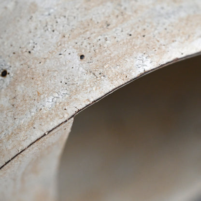 Pivotal Kohiki Vase, exhibited ー加藤 亮太郎 “粉引花入”