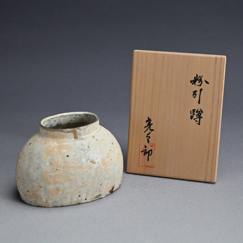 Stylish Kohiki Uzukumaru Vase ー加藤 亮太郎 “粉引蹲”