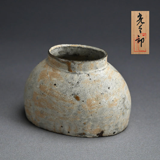 Stylish Kohiki Uzukumaru Vase ー加藤 亮太郎 “粉引蹲”
