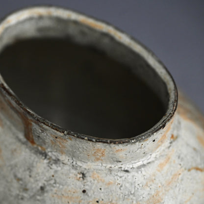 Stylish Kohiki Uzukumaru Vase ー加藤 亮太郎 “粉引蹲”