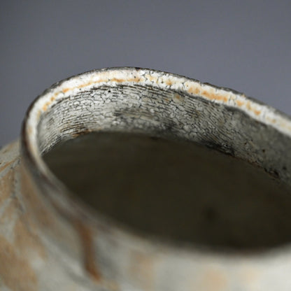 Stylish Kohiki Uzukumaru Vase ー加藤 亮太郎 “粉引蹲”