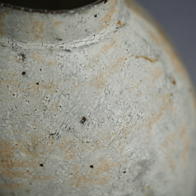 Stylish Kohiki Uzukumaru Vase ー加藤 亮太郎 “粉引蹲”