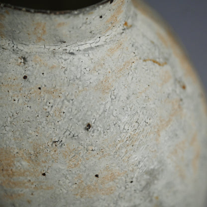 Stylish Kohiki Uzukumaru Vase ー加藤 亮太郎 “粉引蹲”