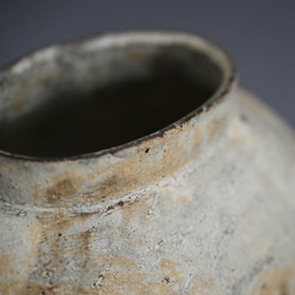 Stylish Kohiki Uzukumaru Vase ー加藤 亮太郎 “粉引蹲”