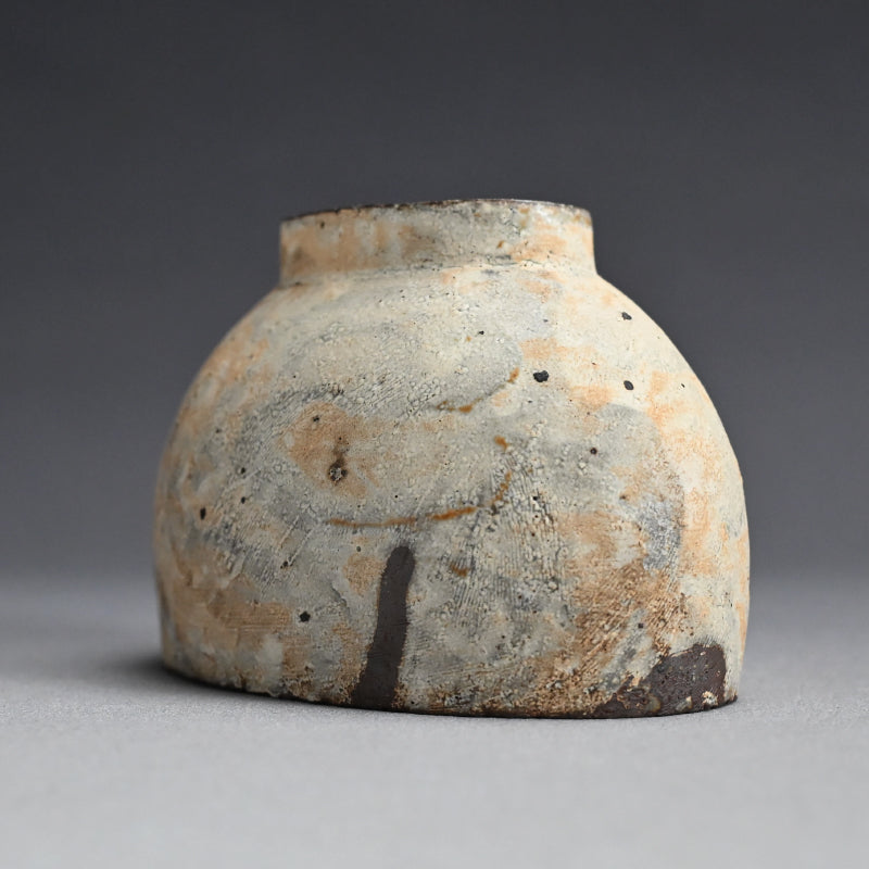 Stylish Kohiki Uzukumaru Vase ー加藤 亮太郎 “粉引蹲”