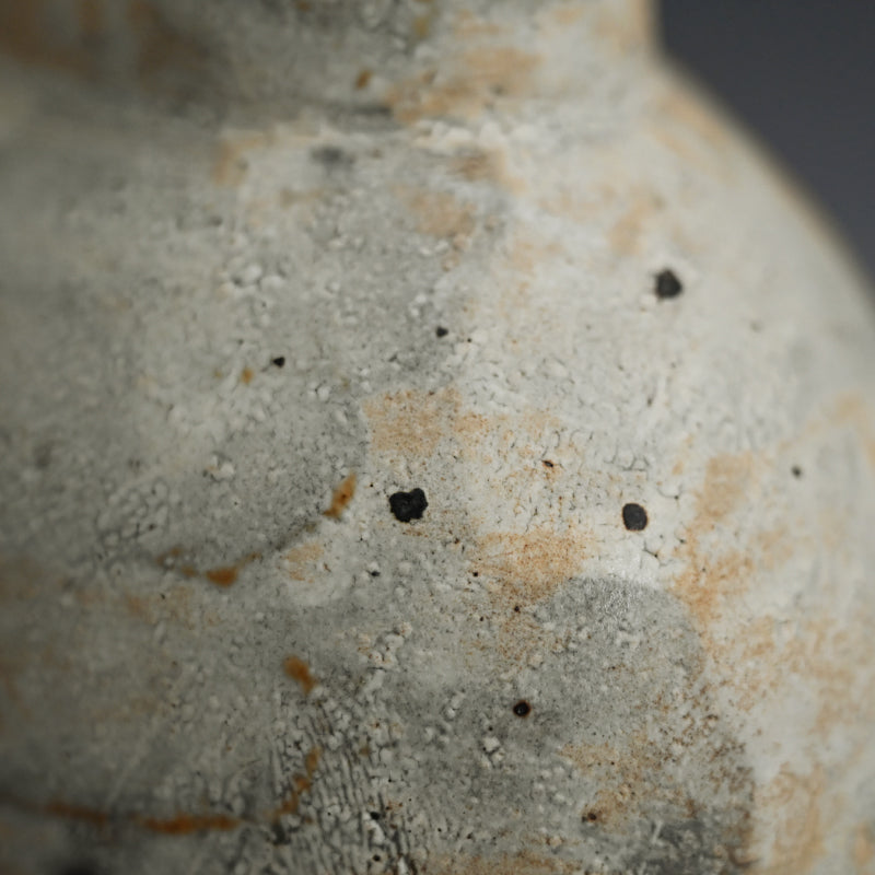 Stylish Kohiki Uzukumaru Vase ー加藤 亮太郎 “粉引蹲”