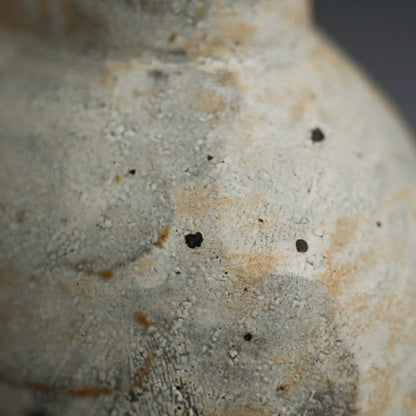 Stylish Kohiki Uzukumaru Vase ー加藤 亮太郎 “粉引蹲”