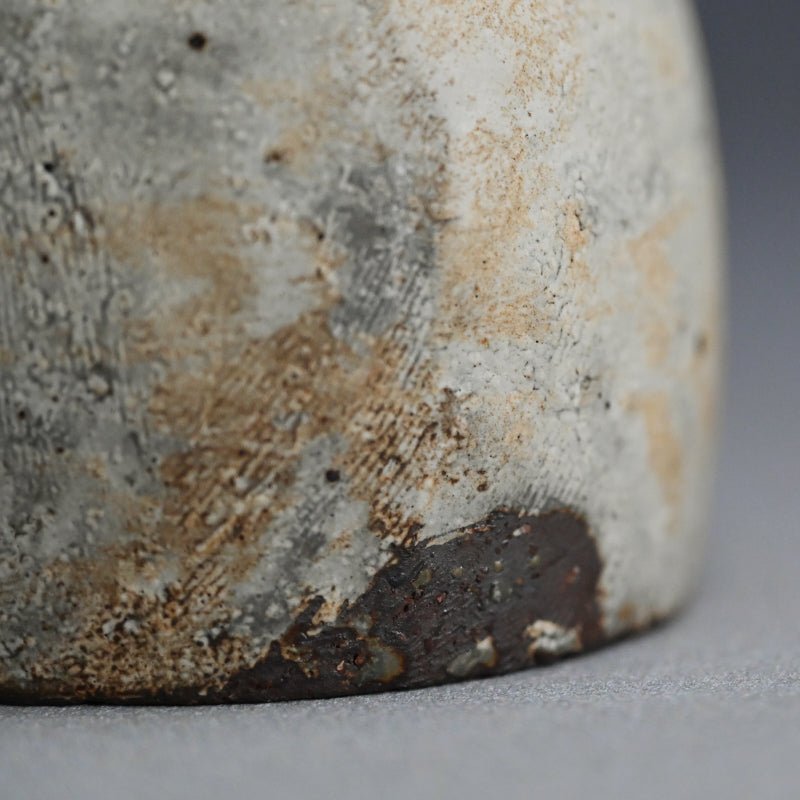 Stylish Kohiki Uzukumaru Vase ー加藤 亮太郎 “粉引蹲”