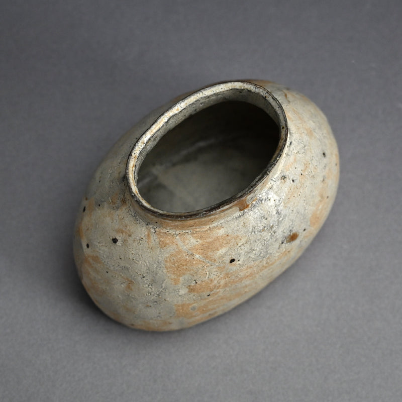 Stylish Kohiki Uzukumaru Vase ー加藤 亮太郎 “粉引蹲”