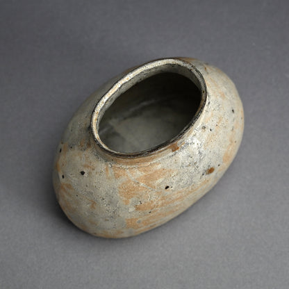 Stylish Kohiki Uzukumaru Vase ー加藤 亮太郎 “粉引蹲”