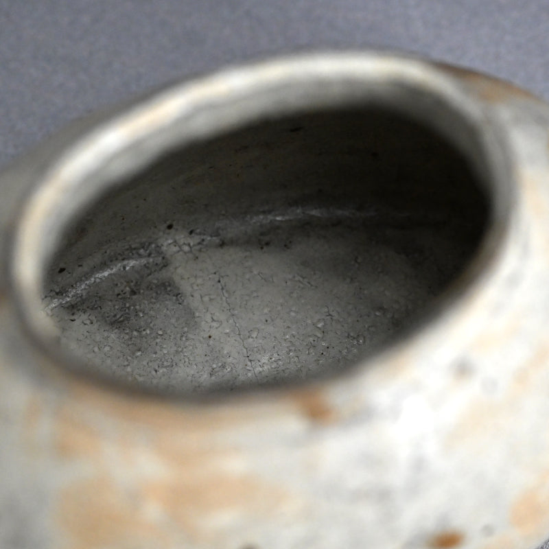 Stylish Kohiki Uzukumaru Vase ー加藤 亮太郎 “粉引蹲”