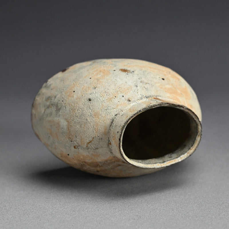 Stylish Kohiki Uzukumaru Vase ー加藤 亮太郎 “粉引蹲”