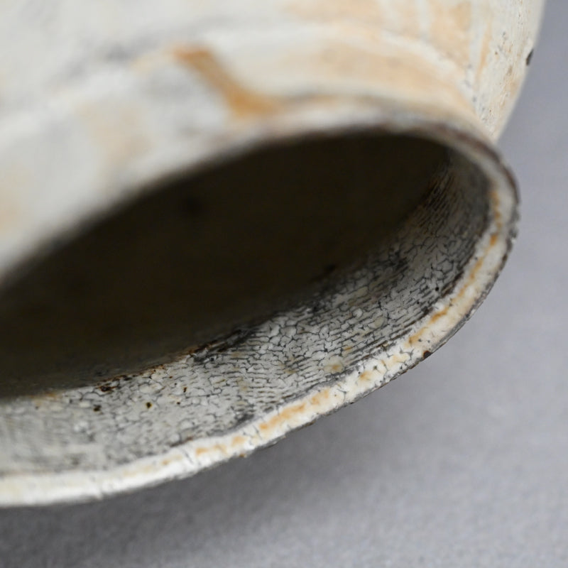 Stylish Kohiki Uzukumaru Vase ー加藤 亮太郎 “粉引蹲”