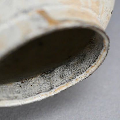 Stylish Kohiki Uzukumaru Vase ー加藤 亮太郎 “粉引蹲”