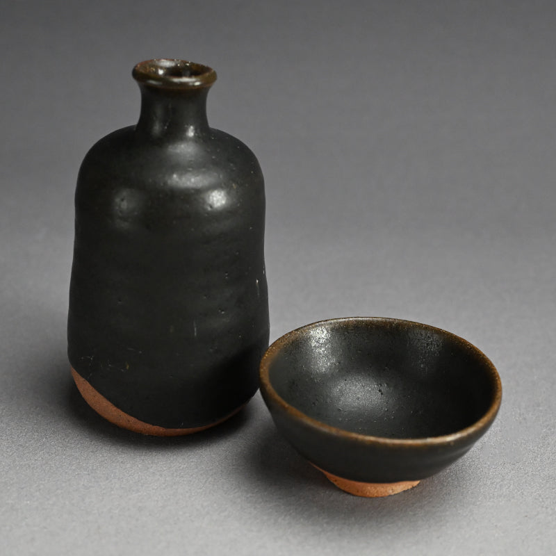 Boxed Sake Set ー吉井 史郎 “玄釉ぐいのみ” “玄釉徳利”