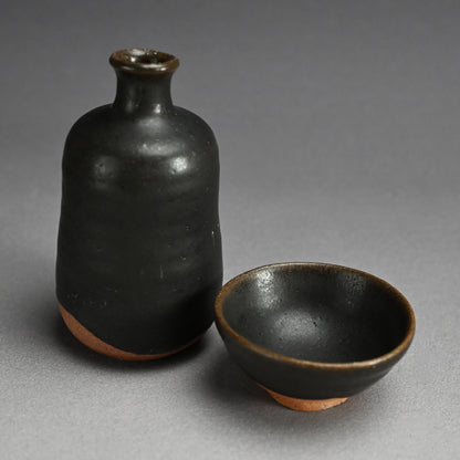 Boxed Sake Set ー吉井 史郎 “玄釉ぐいのみ” “玄釉徳利”
