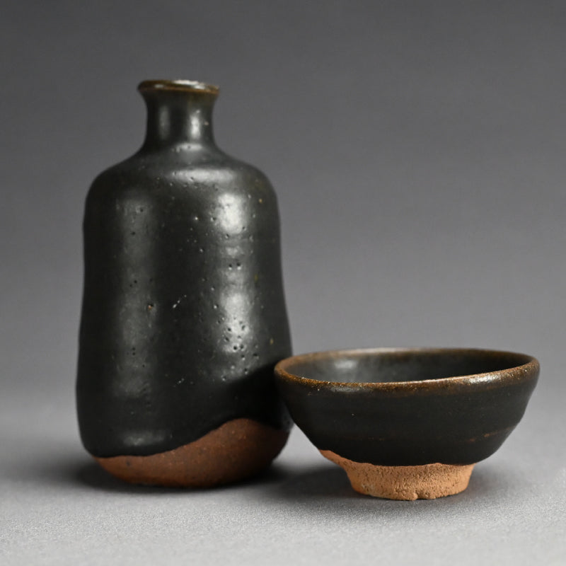 Boxed Sake Set ー吉井 史郎 “玄釉ぐいのみ” “玄釉徳利”