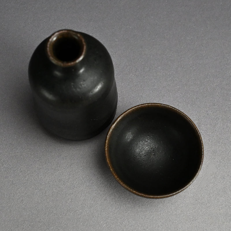 Boxed Sake Set ー吉井 史郎 “玄釉ぐいのみ” “玄釉徳利”