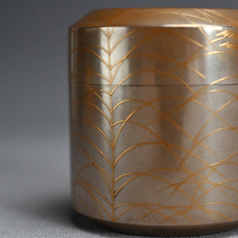 Refined Silver Makie Natsume Tea Caddy ー渡辺 松悦 "武蔵野蒔絵 雪吹"