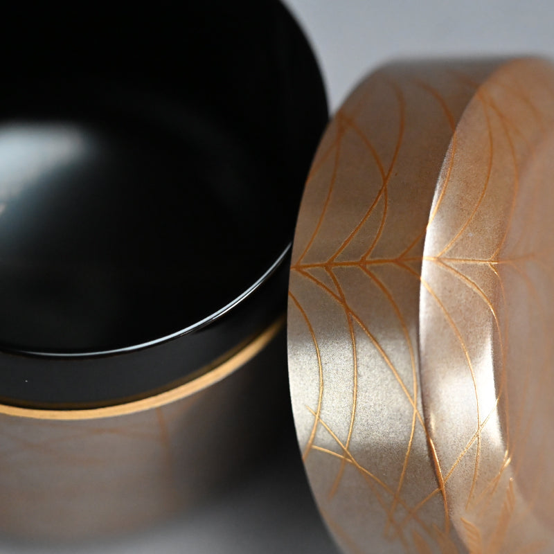 Refined Silver Makie Natsume Tea Caddy ー渡辺 松悦 "武蔵野蒔絵 雪吹"