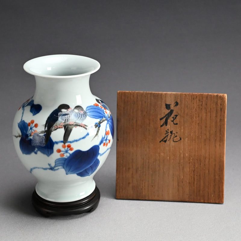 Porcelain Vase, Birds & Vines ー宮川 (真葛) 香山 “色染付 文鳥畫 花瓶”