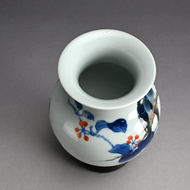 Porcelain Vase, Birds & Vines ー宮川 (真葛) 香山 “色染付 文鳥畫 花瓶”