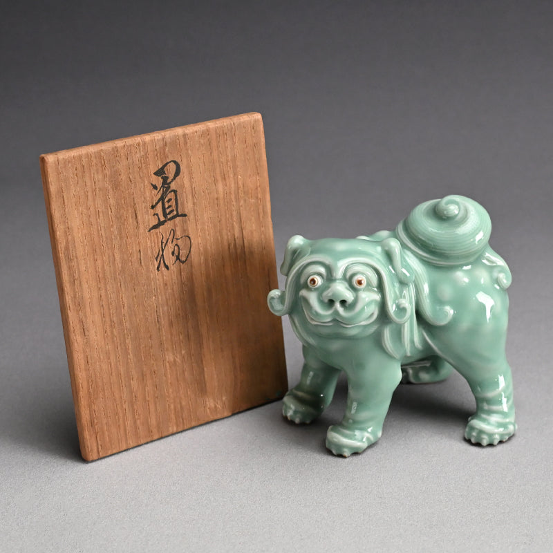 Antique Shishi Porcelain Okimono ー宮川 (真葛) 香山 “青磁釉 宋代式 獅子 置物”