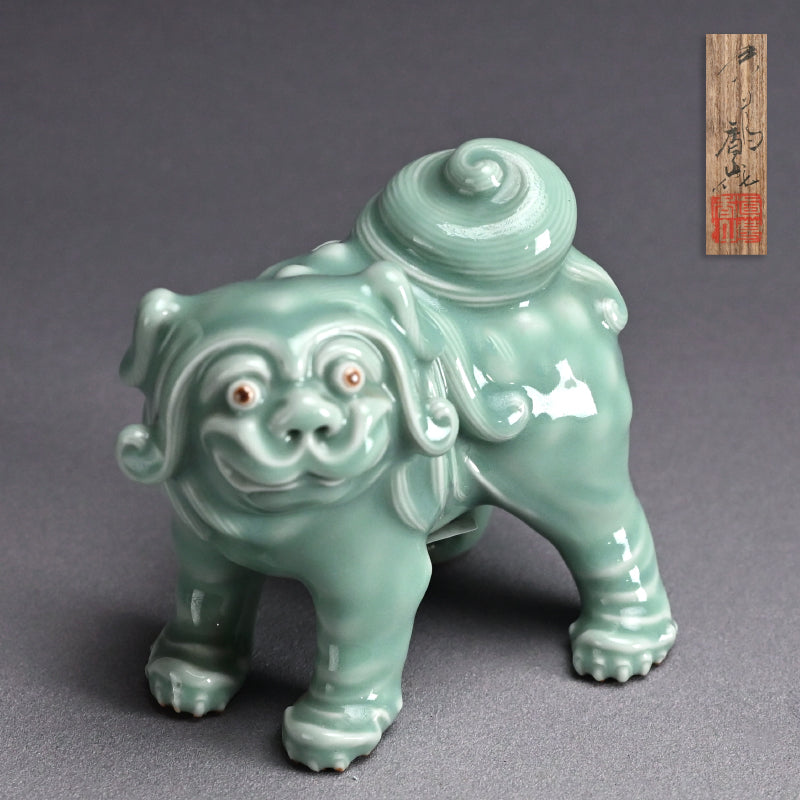 Antique Shishi Porcelain Okimono ー宮川 (真葛) 香山 “青磁釉 宋代式 獅子 置物”