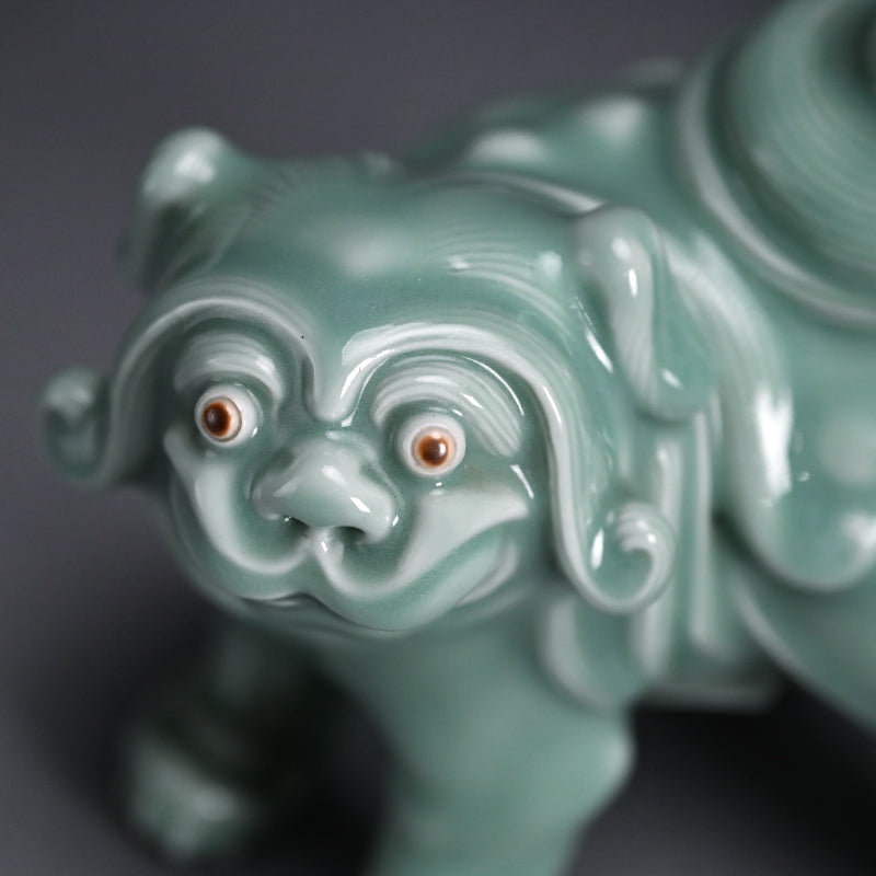 Antique Shishi Porcelain Okimono ー宮川 (真葛) 香山 “青磁釉 宋代式 獅子 置物”