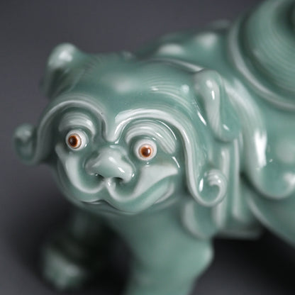 Antique Shishi Porcelain Okimono ー宮川 (真葛) 香山 “青磁釉 宋代式 獅子 置物”