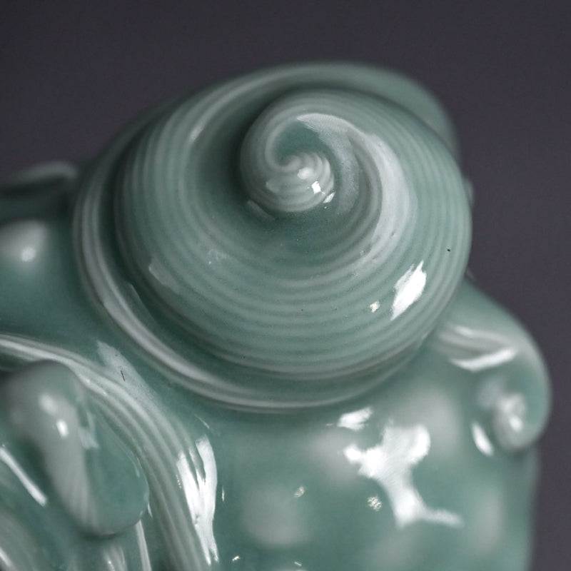 Antique Shishi Porcelain Okimono ー宮川 (真葛) 香山 “青磁釉 宋代式 獅子 置物”