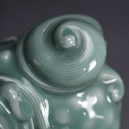 Antique Shishi Porcelain Okimono ー宮川 (真葛) 香山 “青磁釉 宋代式 獅子 置物”