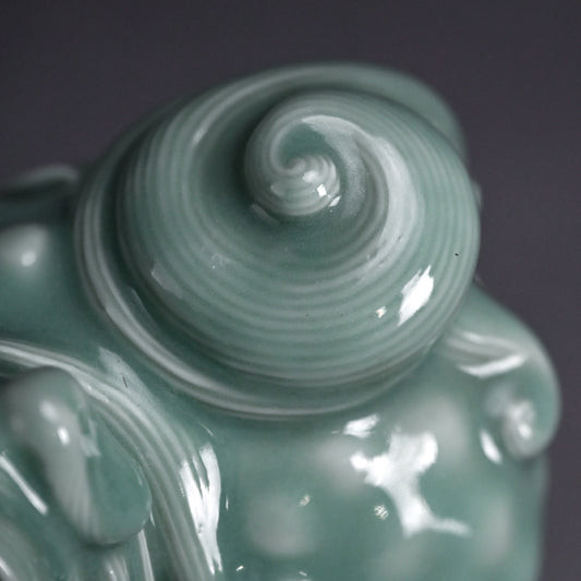 Antique Shishi Porcelain Okimono ー宮川 (真葛) 香山 “青磁釉 宋代式 獅子 置物”
