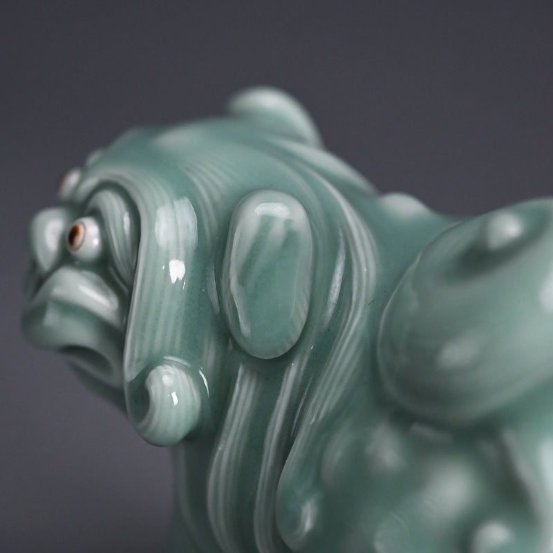 Antique Shishi Porcelain Okimono ー宮川 (真葛) 香山 “青磁釉 宋代式 獅子 置物”